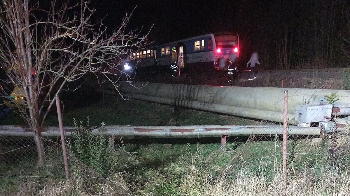 Po střetu s vlakem v Trutnově utrpěl muž vážná zranění